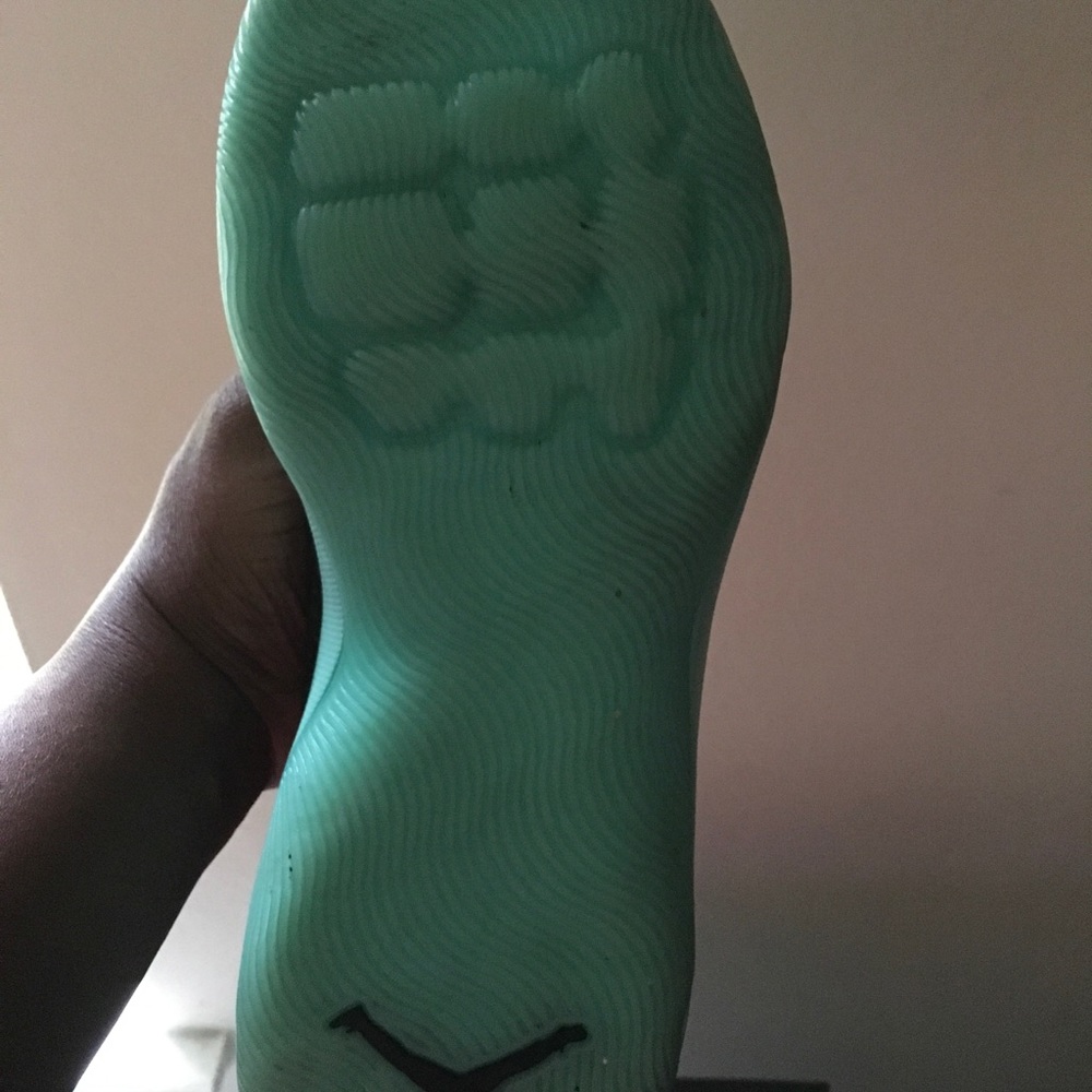 Jordan Sneakers - Picture 2 of 4